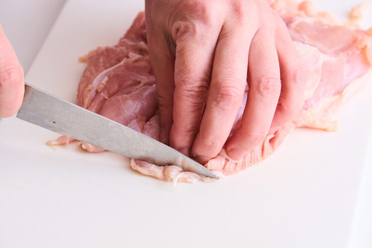 白い筋を切り落とす